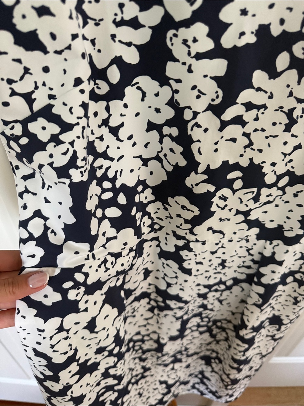 Sleeveless Navy and White Floral Dress - Picture 5 of 7